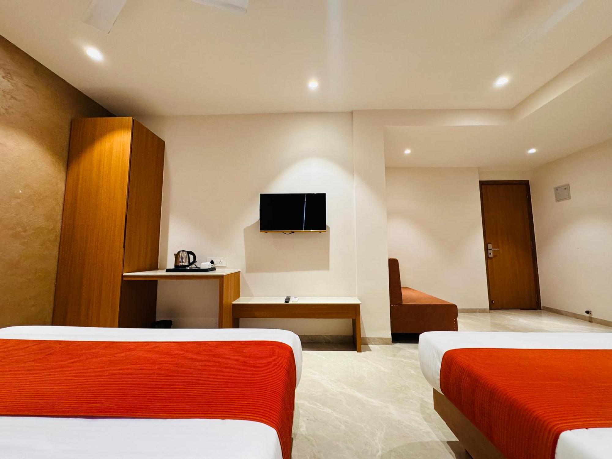 Hotel Rudhav Palace 우자인 외부 사진