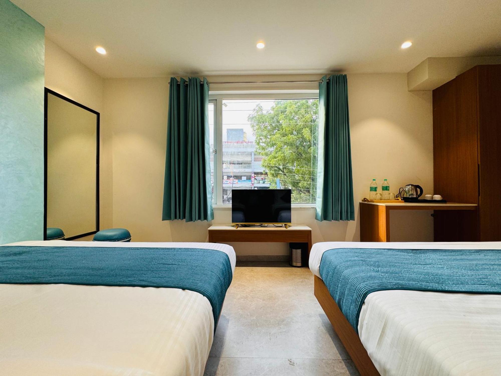 Hotel Rudhav Palace 우자인 외부 사진