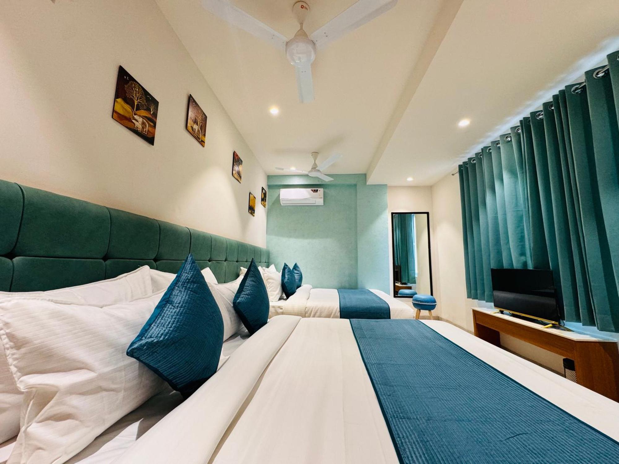 Hotel Rudhav Palace 우자인 외부 사진