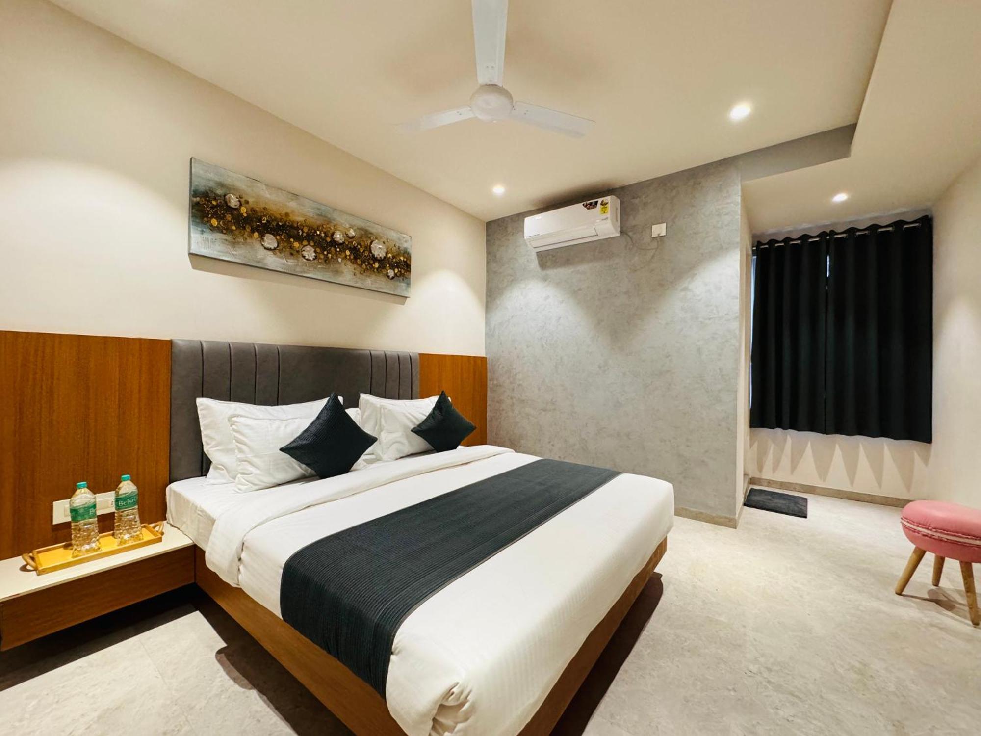 Hotel Rudhav Palace 우자인 외부 사진
