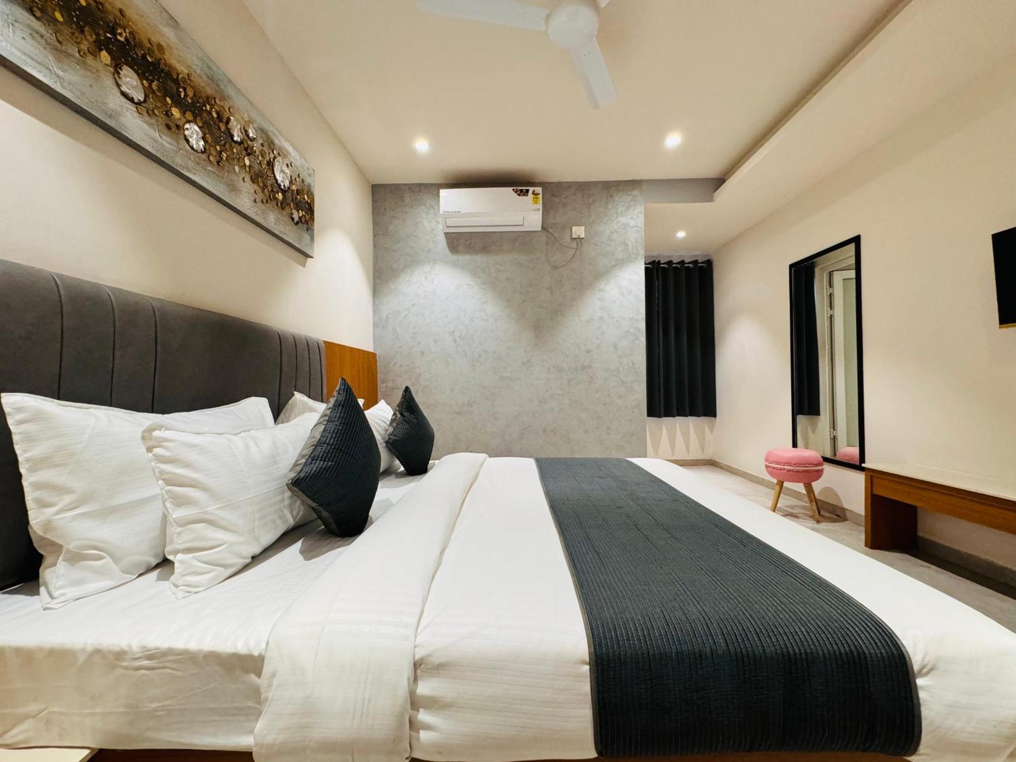 Hotel Rudhav Palace 우자인 외부 사진